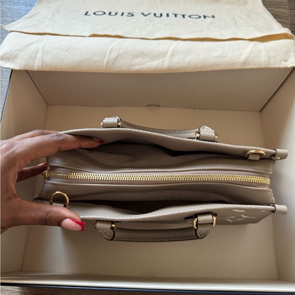 BRAND NEW Louis Vuitton Cream Purse - Picture 3 of 9
